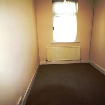 Rent this 3 bed townhouse on Brooms Road in Luton, LU2 0JR