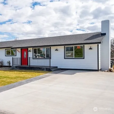 Buy this 3 bed house on 889 North Vista Drive in Moses Lake, WA 98837