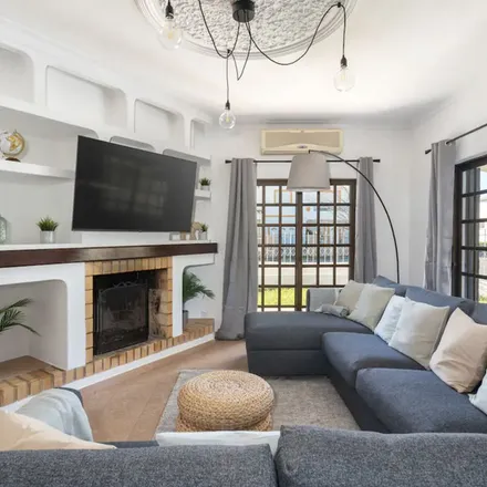 Rent this 4 bed apartment on Pizzeria & Ristorante Donato - Donato Santalucia in Rua Covas Areia, 8400-395 Lagoa
