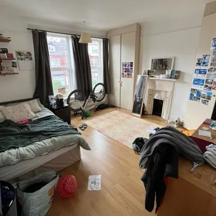 Rent this 5 bed townhouse on Get Baked in 15 North Lane, Leeds