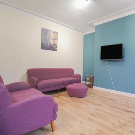 Rent this 5 bed townhouse on Stanmore View in Leeds, LS4 2RW