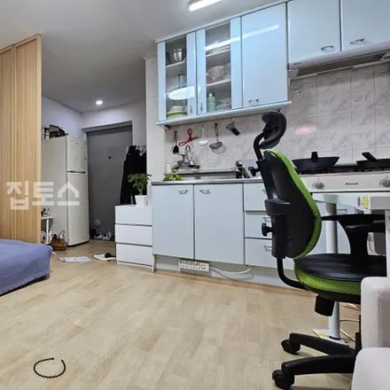 Rent this studio apartment on 서울특별시 강남구 신사동 589-5