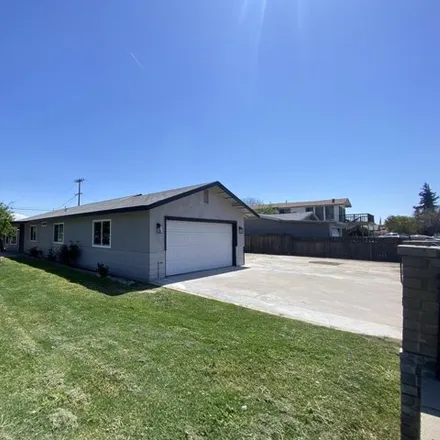 Buy this 3 bed house on 945 East Sonora Avenue in Tulare, CA 93274