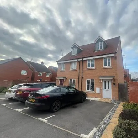 Buy this 3 bed townhouse on unnamed road in Buckinghamshire, HP18 1AH