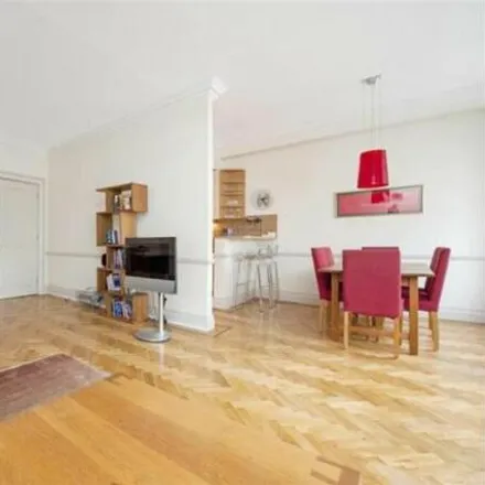 Image 4 - 35 Queen's Gate Gardens, London, SW7 5RR, United Kingdom - Room for rent