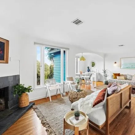 Image 3 - 6298 Glen Airy Street, Los Angeles, CA 90068, USA - House for sale