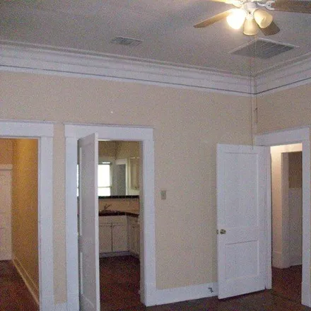 Image 3 - 983 West Mulberry Avenue, San Antonio, TX 78201, USA - House for rent