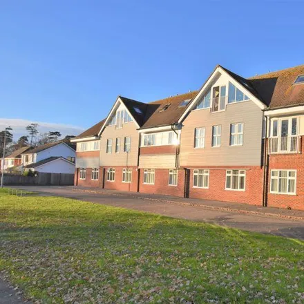 Rent this 2 bed apartment on Lakewood Road in Highcliffe-on-Sea, BH23 5NX