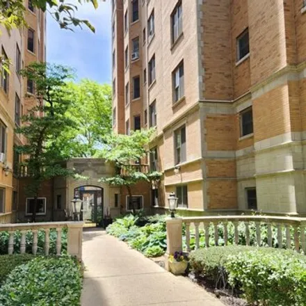 Rent this 2 bed condo on 609 West Stratford Place in Chicago, IL 60657