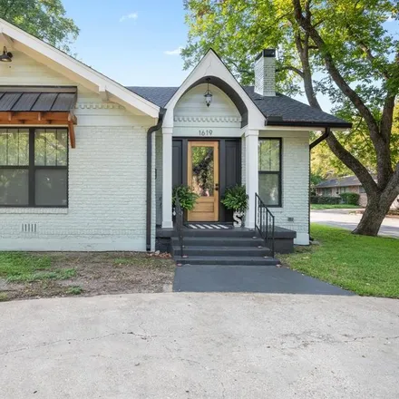 Buy this 3 bed house on 1619 Sycamore Avenue in Corsicana, TX 75110