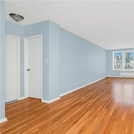 Image 4 - 180 Van Cortlandt Park South, New York, NY 10463, USA - Apartment for sale
