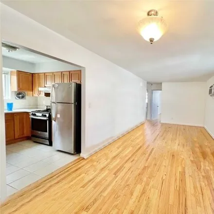 Image 4 - 149-06 12th Avenue, New York, NY 11357, USA - House for sale