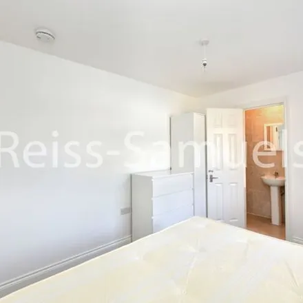 Rent this 6 bed townhouse on 60 Lockesfield Place in Cubitt Town, London