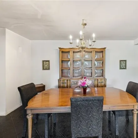 Image 2 - 18-70 211th Street, New York, NY 11360, USA - Apartment for sale