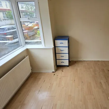 Image 3 - Stokes Road, London, E6 3SS, United Kingdom - Townhouse for rent
