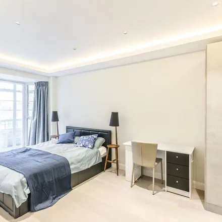 Rent this 3 bed apartment on Gloucester Place in London, NW1 5AL