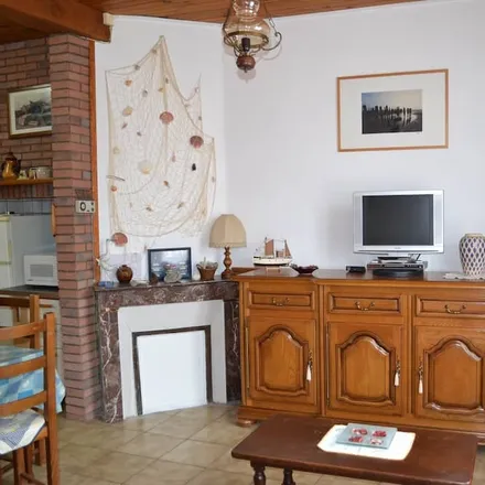 Rent this 2 bed house on Résidence du Marais in 80550 Le Crotoy, France