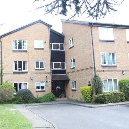 Buy this 2 bed apartment on Surbiton Hill Park in London, KT5 8EZ