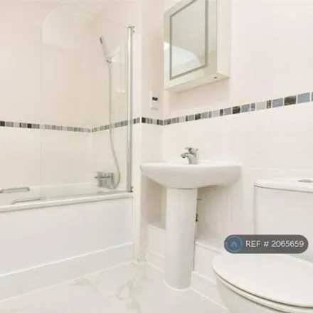 Image 5 - 2 Rosehill Avenue, London, SM1 3HG, United Kingdom - Apartment for rent