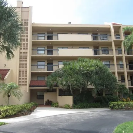 Buy this 2 bed condo on 310 Egret Circle in Delray Beach, FL 33444