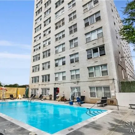 Image 6 - 1170 Ocean Parkway, New York, NY 11230, USA - Apartment for sale