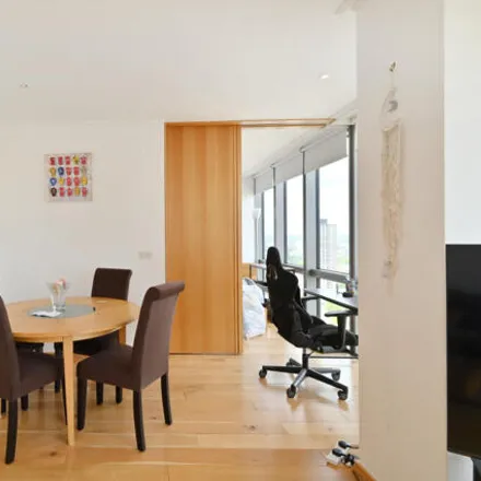 Image 3 - 1 West India Quay, 26 Hertsmere Road, Canary Wharf, London, E14 4AW, United Kingdom - Apartment for sale