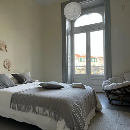 Rent this 7 bed room on Clínicas Viver in Rua Braamcamp 88, 1250-052 Lisbon