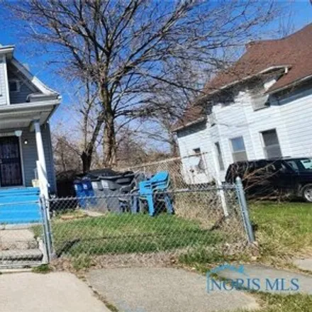 Buy this 4 bed house on 1420 Wells Street in Toledo, OH 43604