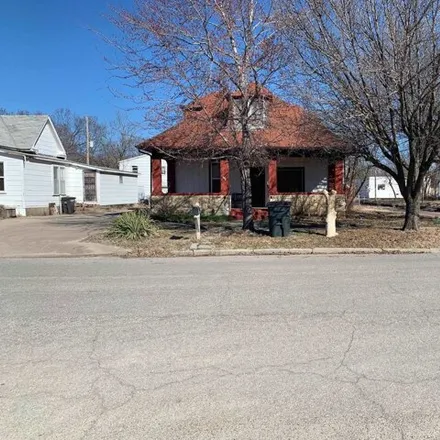 Image 2 - 653 Andrews Street, Winfield, KS 67156, USA - House for sale