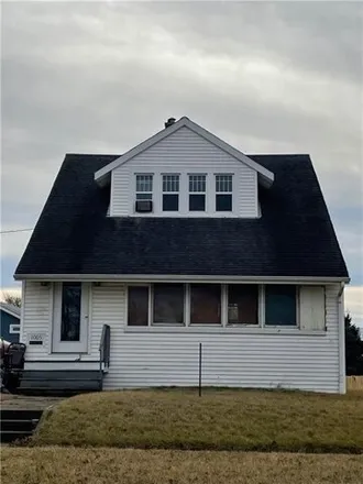Buy this 3 bed house on South 9th Avenue in Hoopeston, IL 60942