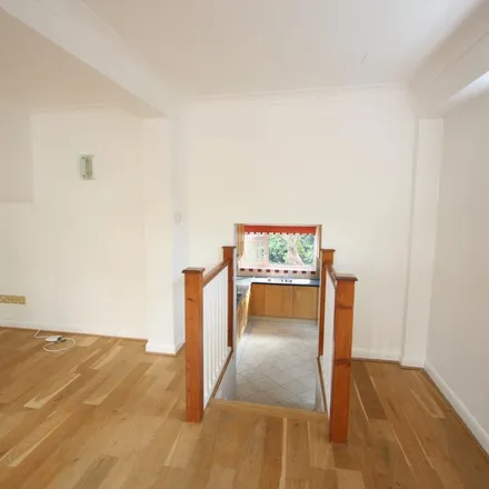 Image 3 - The Squirrels, London, HA5 3BD, United Kingdom - House for rent