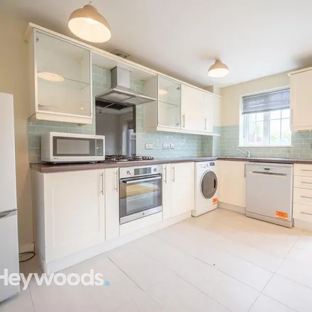 Image 3 - Valley View, Newcastle-under-Lyme, ST5 3FB, United Kingdom - Townhouse for rent