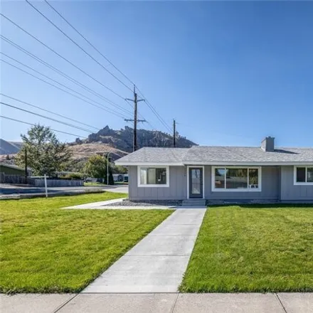 Buy this 3 bed house on 912 Crawford Avenue in Wenatchee, WA 98801