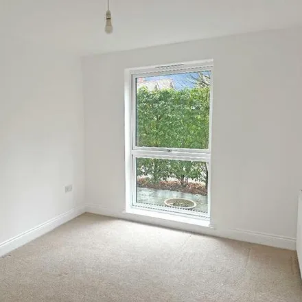 Image 5 - Salmons Lane, Caterham on the Hill, CR3 0AL, United Kingdom - Apartment for sale