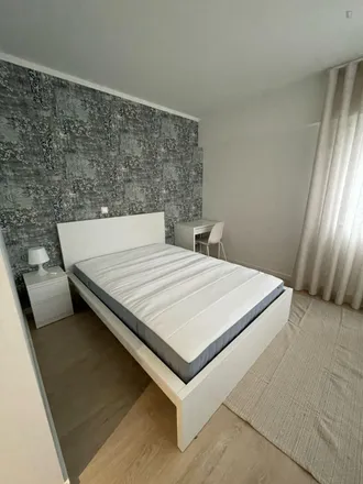 Rent this 4 bed room on Condomínio do Lago - Edifício Eco in Rua Maria Margarida, 1750-186 Lisbon