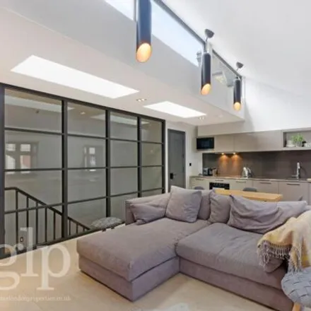 Image 9 - 14 Floral Street, London, WC2E 9DP, United Kingdom - Apartment for rent