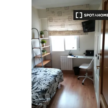 Rent this 4 bed room on Calle de Bernardino Montañés in 31, 50017 Zaragoza
