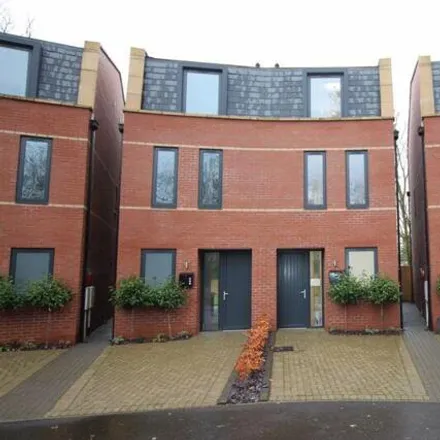 Rent this 4 bed duplex on 15 The Curve in Grimsby, DN32 0BE