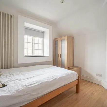 Rent this 3 bed apartment on Temple Fortune House in Finchley Road, London