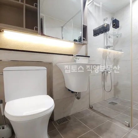 Rent this 2 bed apartment on 서울특별시 강남구 역삼동 628-1