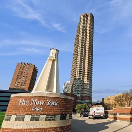 Buy this studio condo on The New York Private Residences in 3660 North Lake Shore Drive, Chicago