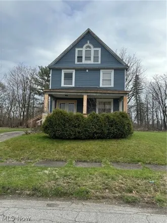 Buy this 4 bed house on 253 West Earle Avenue in Youngstown, OH 44507