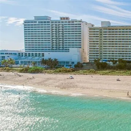 Image 6 - 5555 Collins Avenue, Miami Beach, FL 33140, USA - Condo for rent