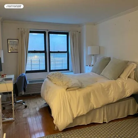 Rent this 1 bed condo on 333 East 35th Street in New York, NY 10016
