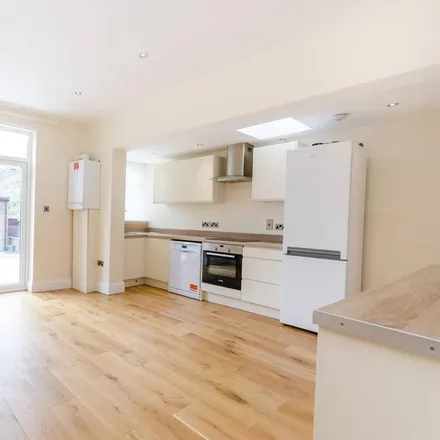 Image 3 - Bosworth Road, Bowes Park, London, N11 2SY, United Kingdom - Townhouse for rent