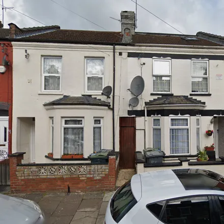 Rent this 3 bed townhouse on Malvern Road in Luton, LU1 1NW