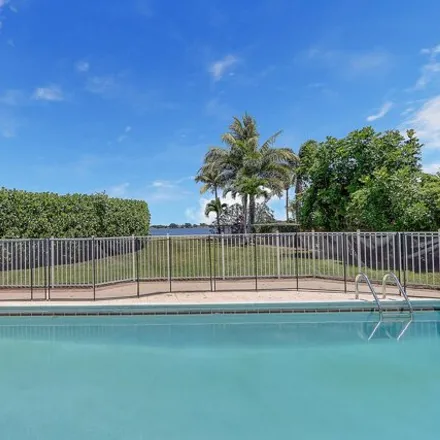 Image 9 - 2568 Embassy Drive, West Palm Beach, FL 33401, USA - House for sale