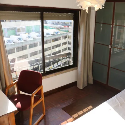 Rent this 4 bed room on Estrada de Outurela in 2790-128 Carnaxide, Portugal