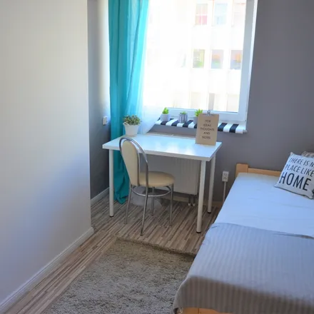 Rent this 4 bed room on Starowiejska 32 in 81-363 Gdynia, Poland