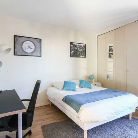 Rent this 6 bed apartment on 7 Avenue de l'Alsace-Lorraine in 92500 Rueil-Malmaison, France